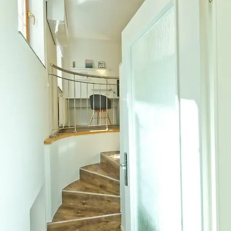 Apartment Centre *